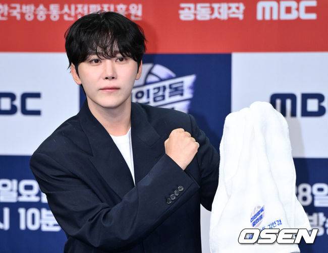 [OSEN=조은정 기자]MBC 새 예능 ‘신인감독 김연경’ 제작발표회가 24일 서울 마포구 상암 MBC 골든마우스홀에서 열렸다.오는 28일 첫 방송하는 MBC 새 예능 프로그램 ‘신인감독 김연경’은 신인감독으로 돌아온 배구계의 전설 배구 황제 김연경의 구단 창설 프로젝트다.세븐틴 부승관이 포즈를 취하고 있다.  2025.09.24 /cej@osen.co.kr