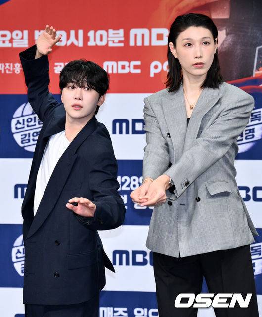 [OSEN=조은정 기자]MBC 새 예능 ‘신인감독 김연경’ 제작발표회가 24일 서울 마포구 상암 MBC 골든마우스홀에서 열렸다.오는 28일 첫 방송하는 MBC 새 예능 프로그램 ‘신인감독 김연경’은 신인감독으로 돌아온 배구계의 전설 배구 황제 김연경의 구단 창설 프로젝트다.세븐틴 부승관, 전 배구선수 김연경이 포즈를 취하고 있다.  2025.09.24 /cej@osen.co.kr