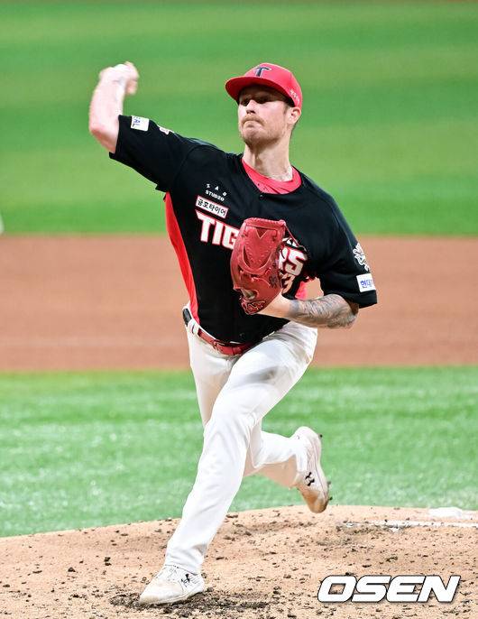 [OSEN=고척 박준형 기자] 24일 오후 서울 고척스카이돔에서 ‘2025 신한 SOL BANK KBO리그’ 키움 히어로즈와 KIA 타이거즈의 경기가 진행됐다.이날 경기에서 키움은 하영민을, KIA는 올러 선발투수로 내세웠다.  4회말 KIA 선발투수 올러가 역투하고 있다.   2025.09.24 / soul1014@osen.co.kr