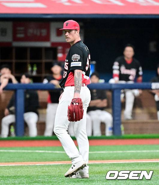 [OSEN=고척 박준형 기자] 24일 오후 서울 고척스카이돔에서 ‘2025 신한 SOL BANK KBO리그’ 키움 히어로즈와 KIA 타이거즈의 경기가 진행됐다.이날 경기에서 키움은 하영민을, KIA는 올러 선발투수로 내세웠다.  6회말 2사 1루 키움의 체크스윙 비디오판독에 KIA 올러가 깜짝 놀라고 있다.     2025.09.24 / soul1014@osen.co.kr