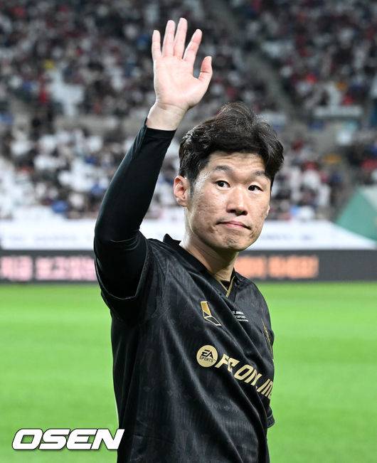 [OSEN=서울월드컵경기장, 이대선 기자] 14일 오후 서울월드컵경기장에서 '2025&nbsp;아이콘매치:&nbsp;창의 귀환,&nbsp;반격의 시작’ 경기가 열렸다.2025 아이콘매치는 넥슨 축구 게임 ‘FC 온라인’과 ‘FC 모바일’의 전설적 은퇴 선수들이 한국 경기장에서 펼치는 특별 경기다. 올해는 베일, 제라드, 카시야스가 새롭게 합류하고 아르센 벵거와 라파엘 베니테스 감독이 지략 대결을 펼친다.경기에 앞서 박지성이 관중석을 향해 인사를 하고 있다. 2025.09.14 /sunday@osen.co.kr