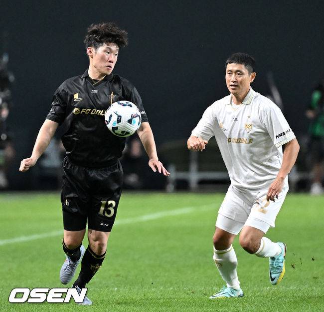 [OSEN=서울월드컵경기장, 이대선 기자] 14일 오후 서울월드컵경기장에서 '2025&nbsp;아이콘매치:&nbsp;창의 귀환,&nbsp;반격의 시작’ 경기가 열렸다.2025 아이콘매치는 넥슨 축구 게임 ‘FC 온라인’과 ‘FC 모바일’의 전설적 은퇴 선수들이 한국 경기장에서 펼치는 특별 경기다. 올해는 베일, 제라드, 카시야스가 새롭게 합류하고 아르센 벵거와 라파엘 베니테스 감독이 지략 대결을 펼친다.후반 스피어 박지성과 실드 이영표가 볼다툼을 하고 있다. 2025.09.14 /sunday@osen.co.kr