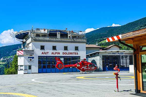 이탈리아 돌로미티의 중심도시 코르티나 담페초에서 차량으로 2시간 소요되는 곳에 헬기 이착륙장이 있다.