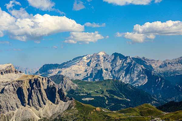 멀리 마르몰라다산이 보인다.&nbsp;정상부 빙하가 거의 녹아 있는 모습.