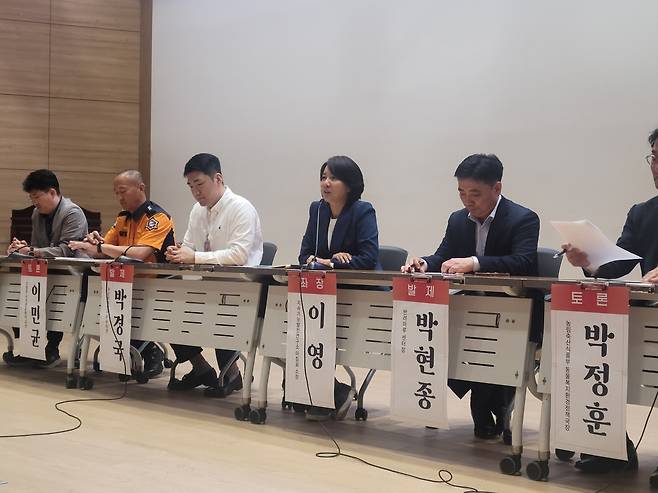 23일 오후 서울 여의도 국회 의원회관에서 열린 '봉사동물 지원 법적 근거 마련을 위한 국회 정책포럼'에서 종합토론이 이어지고 있다. 국윤진 기자