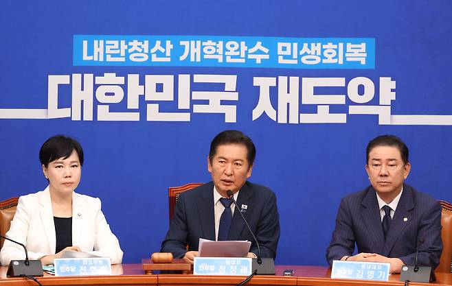 정청래 더불어민주당 대표를 비롯한 최고위원들이 24일 오전 서울 여의도 국회에서 열린 최고위원회의에서 발언을 하고 있다. 뉴시스