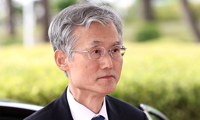 조희대 대법원장이 24일 서울 서초구 대법원으로 출근하고 있다. 뉴스1