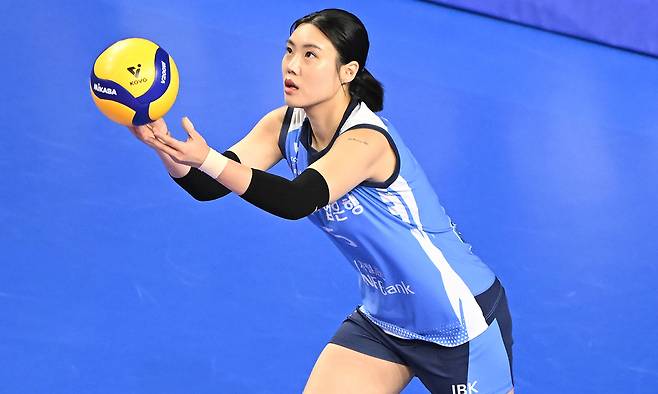 IBK기업은행의 10년 차 세터 김하경이 다시 찾아온 주전 기회에 욕심을 내지 않고 팀 승리와 주어진 역할에 헌신하겠다고 밝혔다. 사진은 김하경이 지난 2월28일 열린 2024∼2025 V리그 페퍼저축은행과의 경기에서 서브를 넣는 모습. 한국배구연맹 제공