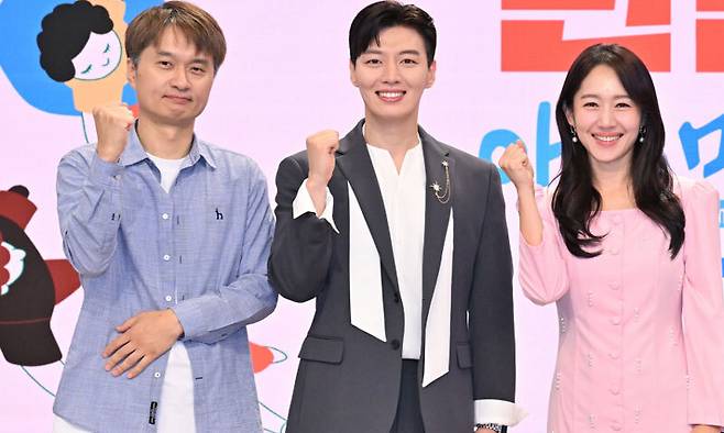 1991년 5월 ‘이계진의 아침마당’으로 시작한 ‘아침마당’이 29일부터 다음 달 3일까지 1만회 특집방송을 한다. 사진은 24일 진행된 1만회 기념 기자간담회에서 촬영 중인 김대현 PD(왼쪽부터), 박철규, 엄지인. KBS 제공