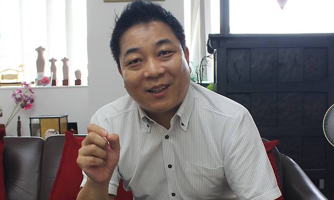 ‘소주한잔 사케일잔’의 저자 이창현씨가 22일 도쿄 다이토구의 사무실에서 사케와 일본 문화에 관한 이야기를 하고 있다.