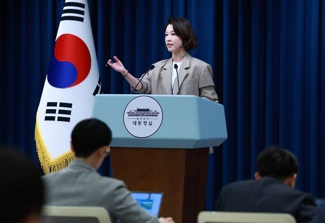 안귀령 대통령비서실 부대변인이 22일 서울 용산 대통령실 청사에서 비서실장 주재 수석보좌관회의 관련 브리핑을 마치고 출입기자 질문을 받고 있다. 2025.09.22 뉴시스