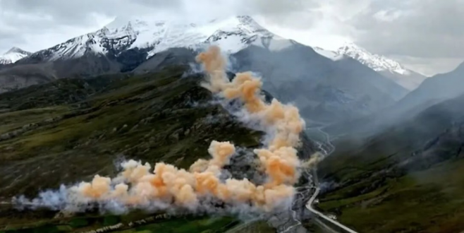 중국 티베트 히말라야 고산지대에서 아웃도어 브랜드 아크테릭스와 중국 예술가가 불꽃과 연기로 퍼포먼스를 해 환경 파괴 논란에 휩싸였다. 펑파이신문