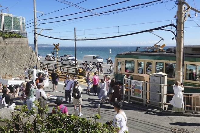 애니메이션 ‘슬램덩크’의 배경 장소인 가나가와현 가마쿠라시 에노시마의 선로 건널목. 교도 연합뉴스