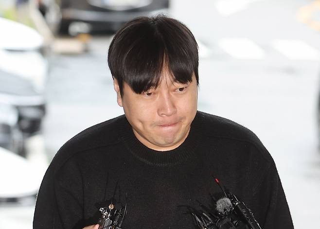 인터넷 불법 도박 사실을 고백한 개그맨 이진호가 지난해 10월 22일 관련 조사를 받기 위해 서울 강남경찰서로 출석하고 있다. 2024.10.22. 연합뉴스