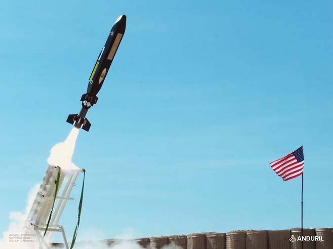 미국 안두릴이 개발한 바라쿠다-500 시제기가 지상 발사 시험에서 솟아오르는 모습. 이번 시험을 통해 지상발사 운용 가능성이 입증됐다. 출처=안두릴