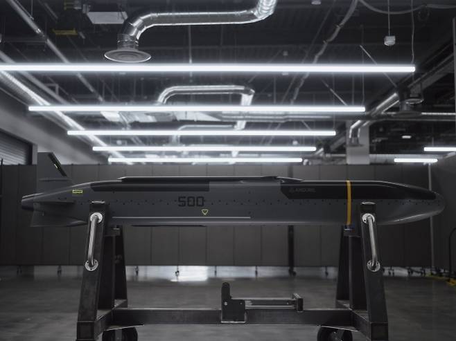 실내에 전시된 바라쿠다-500 실물 기체. 약 90% 부품을 공용화해 다양한 변형을 동일 라인에서 생산할 수 있다. 출처=안두릴