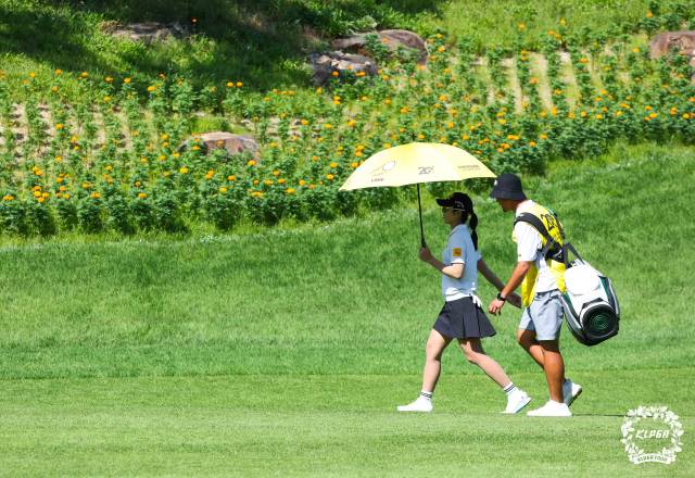 페어웨이를 걷고 있는 안송이. 사진 제공=KLPGA