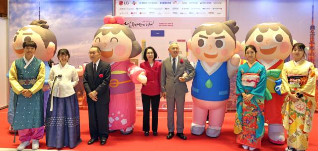 문화체육관광부 유인촌 장관과 강인선 외교부 차관이 지난해 9월 22일 서울 강남구 코엑스에서 열린 ‘한일축제한마당 2024 in Seoul’ 개막식에서 참석자들과 기념 촬영하고 있다. 사진 제공=문체부