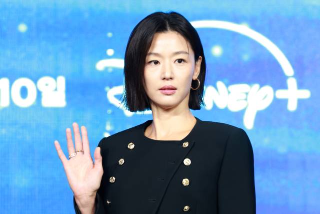 배우 전지현이 2일 서울 종로구 포시즌스호텔에서 열린 디즈니+ 오리지널 시리즈 '북극성' 제작발표회에서 포즈를 취하고 있다.뉴스1