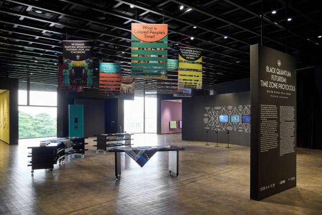 서울 리움미술관 M2에서 열리고 있는 블랙퀀텀 퓨처리즘의 ‘타임 존 프로토콜’ 전시 전경. 사진 제공=샤넬컬처펀드