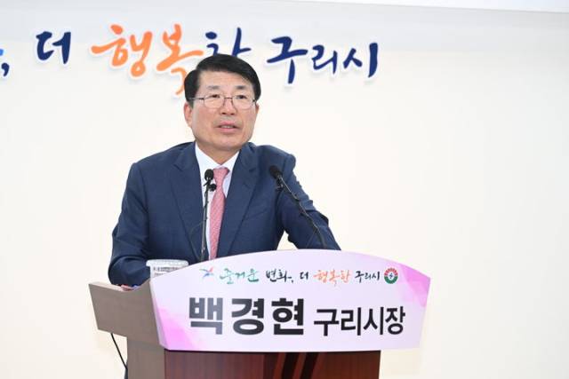 백경현 구리시장이 24일 시청에서 열린 기자회견에서 랜드마크·아이타워와 관련한 입장을 밝히고 있다, 사진 제공=구리시