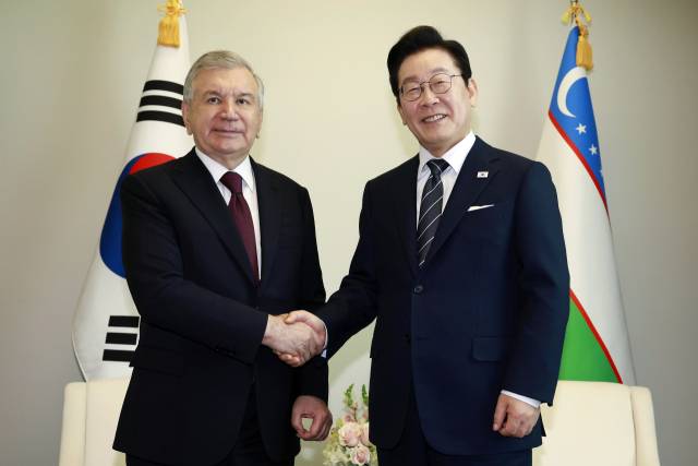 이재명 대통령과 샵카트 미르지요예프 우즈베키스탄 대통령이 23일(현지 시간) 미국 뉴욕 유엔본부에서 정상회담에 앞서 악수하고 있다. 연합뉴스