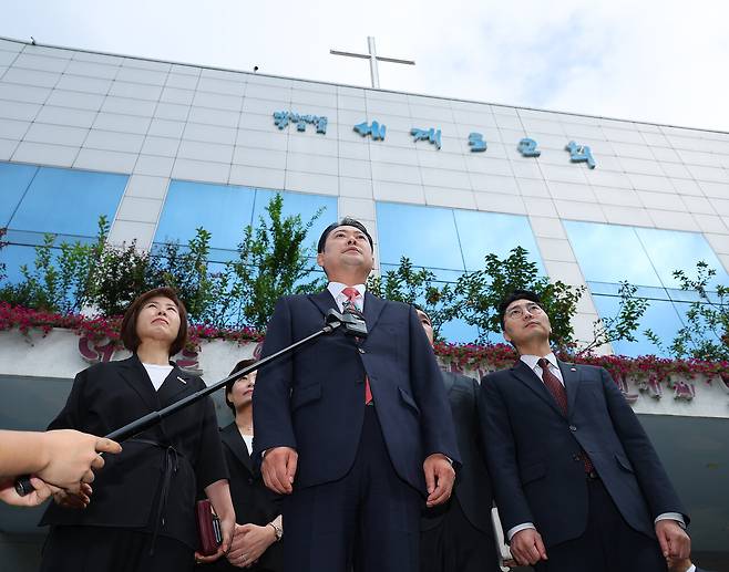 손현보 목사 구속 이후인 9월14일 부산 세계로교회를 찾아 예배에 참석한 장동혁 국민의힘 대표와 의원들. ⓒ연합뉴스