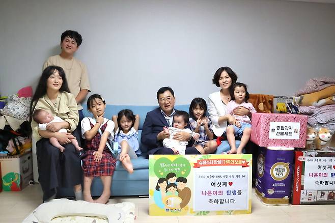 주낙영 경주시장(중앙)이&nbsp; 23일 충효동에 거주하는 김도형·임소라 씨 가정을 방문, 여섯째 딸 나은 양의 출산을 축하하고 선물을 전달했다. ⓒ경주시&nbsp;