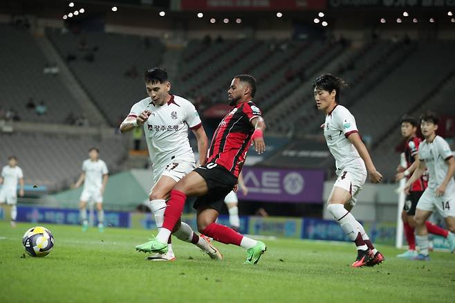 서울과 광주는 강원과 함께 K리그1 파이널A 막차 경쟁을 펼치고 있다. 정규 라운드 종료까지 남은 3경기는 모두 살얼음판 레이스다. 사진제공｜한국프로축구연맹