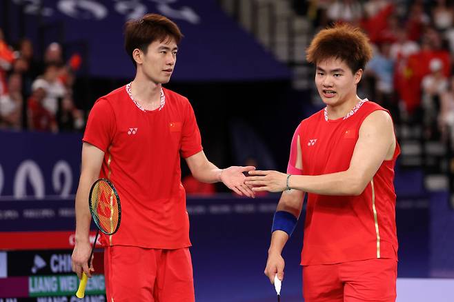 량웨이컹과 왕창이 지난해 파리올림픽 남자복식 결승에서 악수를 나누고 있다. Getty Images코리아