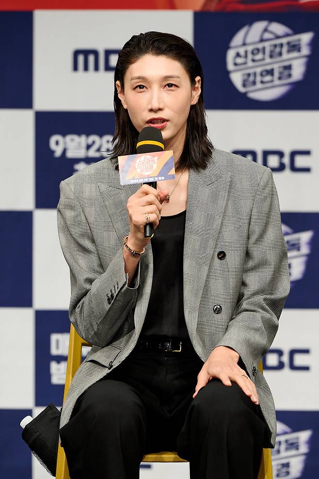 전 배구 국가대표 김연경이 24일 오후 서울 상암동 MBC 골든마우스홀에서 열린 새 예능 ‘신인감독 김연경’의 제작발표회에 참석해 발언하고 있다. 사진 MBC