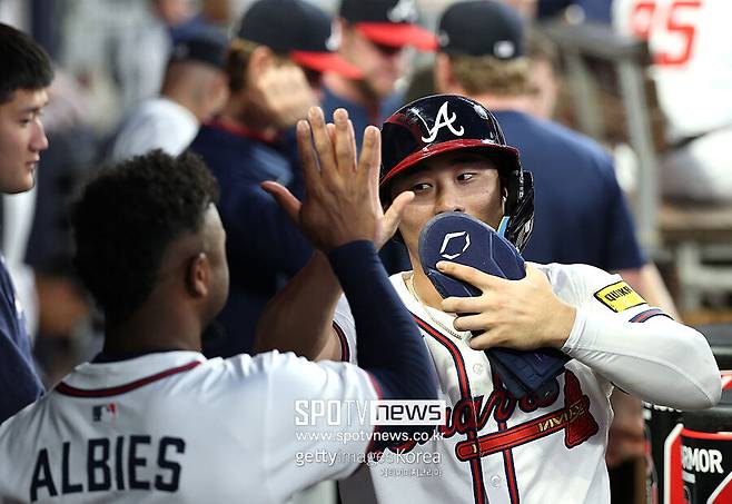 ▲ 아지 알비스(왼쪽)와 하이파이브하는 김하성.