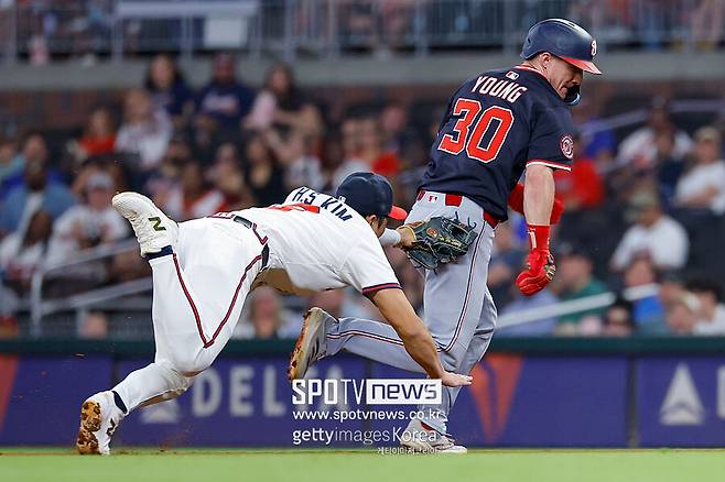 ▲ 런다운에 걸린 1루 주자를 몸을 날려 태그하는 김하성.