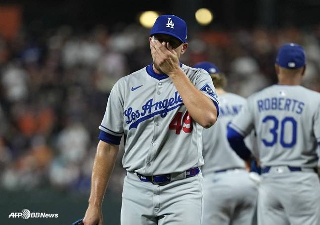 마운드에서 내려가는 트라이넨. /AFPBBNews=뉴스1