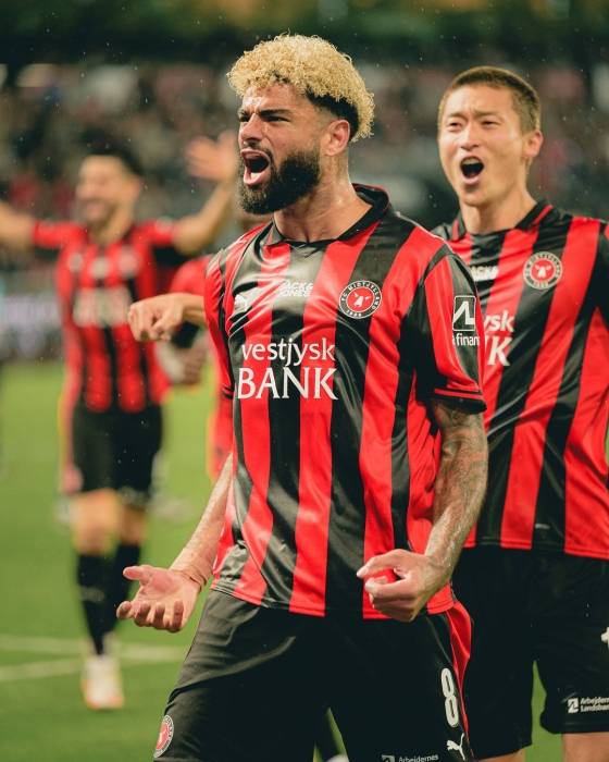 필립 빌링(왼쪽)과 조규성이 21일 오전 1시(한국시간) 덴마크 헤르닝 MCH 아레나에서 열린 2025~2026시즌 덴마크 수페르리가 9라운드 홈 경기 중 득점 후 함께 기뻐하고 있다. /사진=미트윌란 공식 사회관계망서비스(SNS)