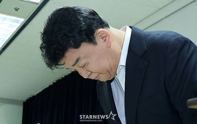 (서울=뉴스1) 김진환 기자 = 백종원 더본코리아 대표가 28일 서울 서초구 스페이스쉐어 강남역센터에서 열린 정기 주주총회에서 고개 숙여 인사하고 있다. 2025.3.28/뉴스1 Copyright (C) 뉴스1. All rights reserved. 무단 전재 및 재배포, AI학습 이용 금지. /사진=(서울=뉴스1) 김진환 기자