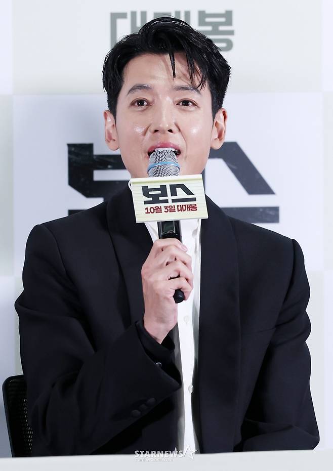 배우 정경호가 24일 서울 송파구 롯데시네마 월드타워에서 진행된 영화 '보스(라희찬 감독)' 언론시사회 및 기자간담회에 참석해 질의응답을 하고 있다. /2025.09.24 /사진=김휘선 hwijpg@