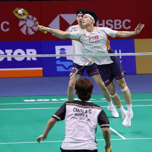 서승재(왼쪽)와 김원호가 24일 BWF 월드투어 코리아오픈 배드민턴대회 남자 복식 32강전에서 최솔규를 앞에 두고 공격을 시도하고 있다. /사진=김진경 대기자
