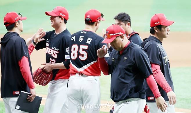 [한번에쓱]9회말 무실점 정해영 '2-0 팀완봉승 자축하는' KIA타이거즈