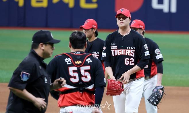 [한번에쓱]9회말 무실점 정해영 '2-0 팀완봉승 자축하는' KIA타이거즈