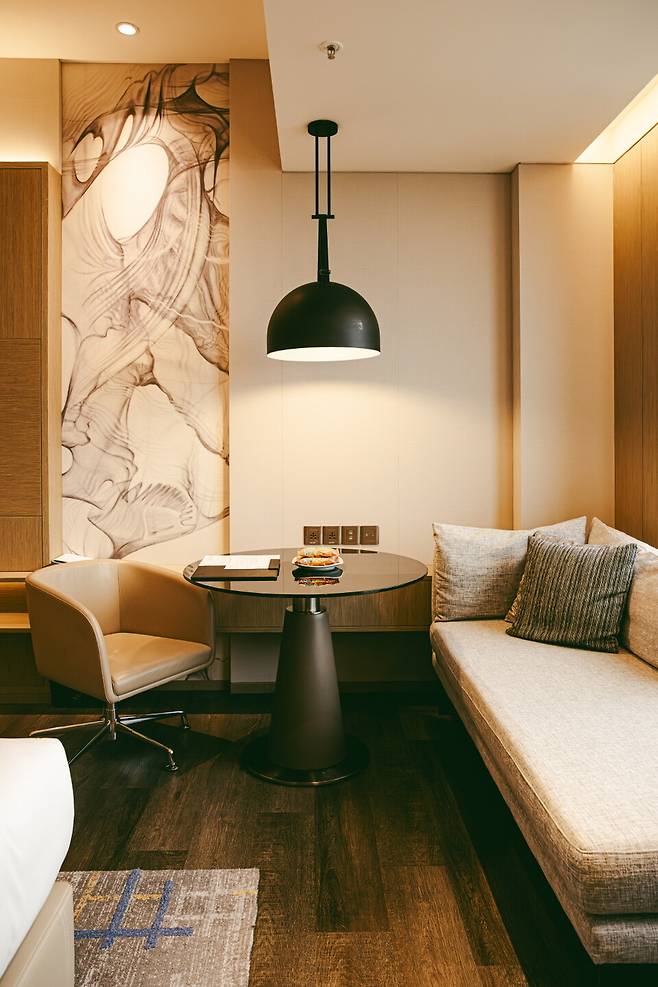 모든 객실에 카우치 소파와 테이블, 욕조가 구비되어 있다