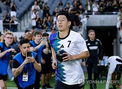 미국 매체 'LA타임즈'가 24일(한국시간) LAFC에서 활약하는 손흥민을 조명하면서 선수로서가 아닌 한 인간으로서 너무나 훌륭하다고 집중 조명했다.&nbsp;연합뉴스