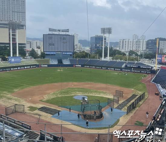 NC 다이노스와 LG 트윈스는 24일 창원NC파크에서 2025 신한 SOL 뱅크 KBO리그 정규시즌 팀 간 15번째 맞대결을 치른다. 오후 한때 갑작스러운 소나기가 떨어졌으나, 금방 잦아들어 홈팀 선수들의 야외 훈련이 재개됐다. 엑스포츠뉴스 창원, 김유민 기자