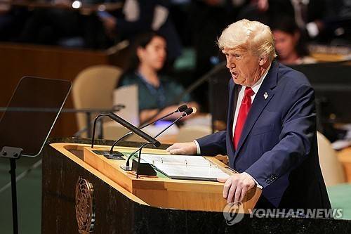 유엔총회 연설하는 트럼프 대통령 (로이터=연합뉴스) 도널드 트럼프 미국 대통령이 23일(현지시간) 뉴욕 유엔본부에서 열린 유엔총회에서 연설하고 있다. 2025.9.23