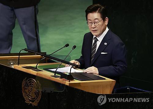 이재명 대통령, 유엔 기조연설 (뉴욕=연합뉴스) 한상균 기자 = 이재명 대통령이 23일(현지시간) 미국 뉴욕 유엔본부 총회장에서 기조연설을 하고 있다. 2025.9.24 xyz@yna.co.kr