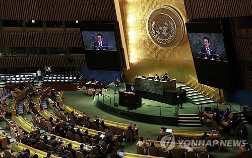 유엔 총회 기조연설하는 이재명 대통령 (뉴욕=연합뉴스) 한상균 기자 = 이재명 대통령이 23일(현지시간) 미국 뉴욕 유엔본부 총회장에서 기조연설을 하고 있다. 2025.9.24 xyz@yna.co.kr