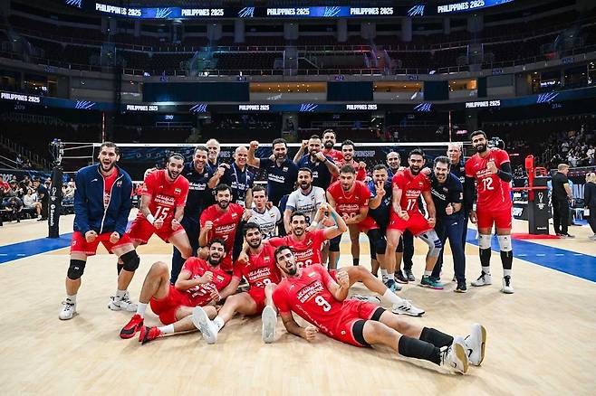 세계선수권 16강 승리 후 기뻐하는 이란 배구대표팀 선수들 [FIVB 홈피 캡처. 재판매 및 DB 금지]