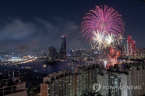 서울세계불꽃축제 밤하늘 수놓는 불꽃 (서울=연합뉴스) 신현우 기자 = 5일 오후 서울 여의도 한강공원에서 열린 '2024 서울세계불꽃축제'에서 불꽃이 가을밤을 수놓고 있다. 2024.10.6
nowwego@yna.co.kr