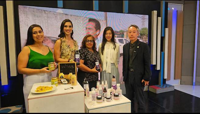 볼리비아 생방송 출연진과 함께 한 이장 주볼리비아 한국 대사(오른쪽) [주볼리비아 한국대사관 제공. 재판매 및 DB 금지]