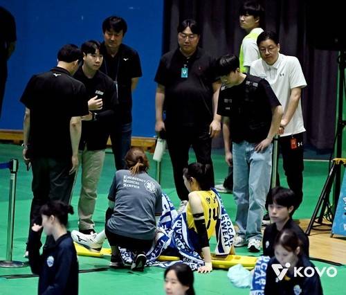 무릎을 다쳐 코트를 떠난 양효진 [한국배구연맹 제공. 재판매 및 DB 금지]